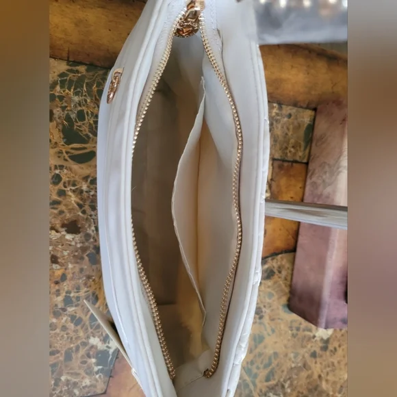 MARIO VALENTINO White Quilted Shoulder Bag with Gold Chain - Picture 7 of 9